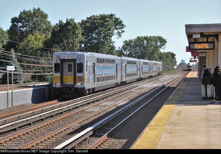 LI 5002 glides west with an OB train.